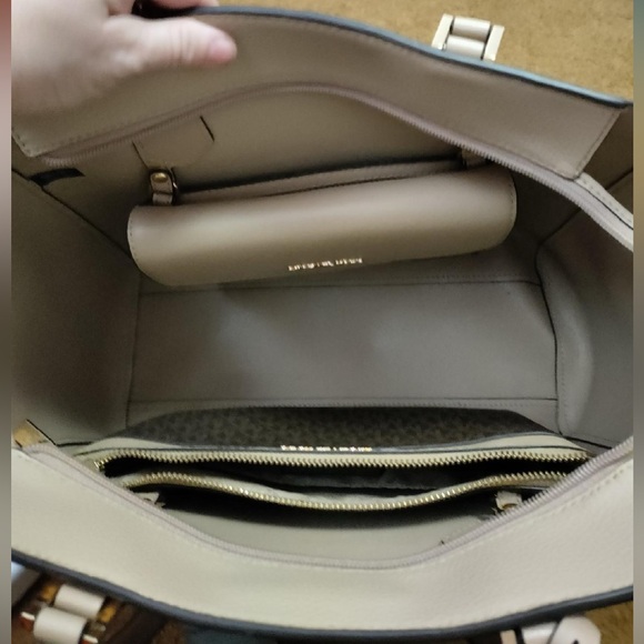 Michael Kors purse with matching wallet - Picture 3 of 13